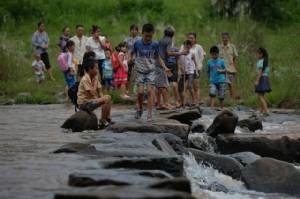 หล่อมาก! ชายจีนถ่อแพให้เด็กข้ามแม่น้ำ เกือบ 30 ปี