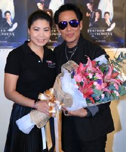 "อมรรัตน์ ชัยยศบูรณะ" รักพี่เปิร์ดตลอดกาล หอบดอกไม้เซอร์ไพรส์ !