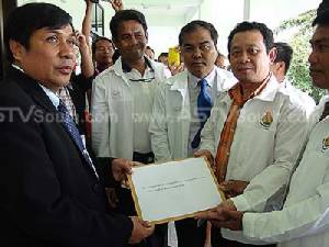 ชมรมรอง ผอ.ร.ร.นครศรีฯ ยื่นหนังสือชะลอแต่งตั้ง ผอ. พร้อมยื่นเสนอหลักเกณฑ์เพิ่ม