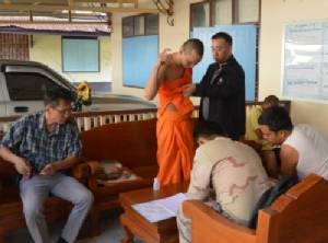 สุ่มตรวจพระอุตรดิตถ์ตรวจเจอฉี่ม่วง จับสึกส่ง ตร.ทันที