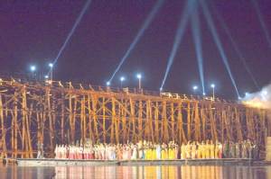ครั้งแรก...ของแสงสีเสียง “สะพานมอญ” อลังการแบบเรียบง่าย แต่ได้ใจความ(ชมคลิป)