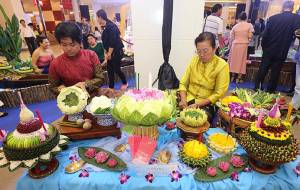 สวยงามตามแบบฉบับ“ลอยกระทงตามประทีป” ที่ ศูนย์ศิลปาชีพ บางไทร อยุธยา