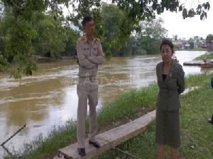 ผู้ว่าฯ นราธิวาส ลงตรวจระดับน้ำ “แม่น้ำโก-ลก” หวั่นน้ำท่วมฉับพลัน