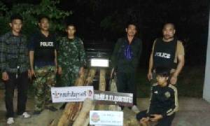 ทหาร ตำรวจอุบลฯ สกัดจับหนุ่มควบเก๋งขนไม้พะยูง