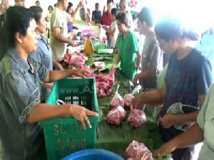 สมาชิก อบต.หนองบ่อ ลงขันซื้อหมูขายชาวบ้านราคาถูก หลังราคายางตกต่ำ