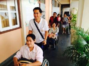 ศน.พาคนแก่ พิการ ชมหุ่นโลก