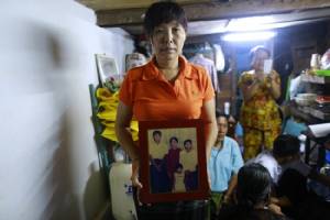 ภรรยานักข่าวพม่าที่ถูกทหารยิงเสียชีวิตจะขุดศพสามีค้นหาความจริง