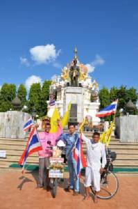 คู่หูต่างวัยปั่นจักรยานถึงพะเยาแล้ว มุ่งหน้าเข้ากรุงถวายพระพร “ในหลวง”