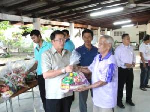 นายก ทน.ตรัง มอบสิ่งอุปโภคบริโภคแก่ประชาชน 3 ชุมชนประสบภัยน้ำท่วม