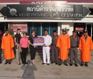 ภูเก็ตแฟนตาซีมอบเสื้อกันฝน สภ.วิชิต ภูเก็ต