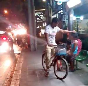 ตำรวจเจอแล้วจอมโหดทำร้ายเด็กจากคลิปว่อนเน็ต เผยเป็นพ่อ-ลูกชาวปากีสถานลี้ภัย
