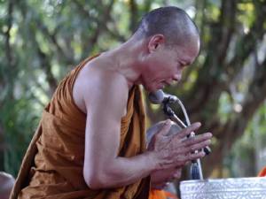 “หลวงปู่พุทธะอิสระ” เตือนสติพวกต้านรัฐประหาร อย่าถวิลหาประชาธิปไตยจนทำลายความมั่นคง