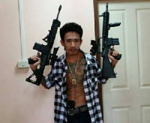 “รองฯธีรวัจ” คู่ปรับ “เบนซ์ ท่าทราย” สินบนเจาะยางตำรวจได้กลิ่นวิสามัญฯ