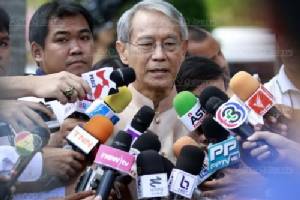 “ยงยุทธ” ชี้ 3 นิ้ว คือ ชาติ ศาสน์ กษัตริย์ ห่วงดรอป นศ.ป่วน-คสช. ฉะโปรยใบปลิว