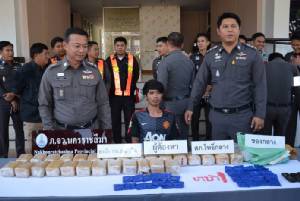 ตะลึง ! ตร.โคราชรวบโจ๋ 19 ปี ขนยาบ้าล็อตใหญ่กว่า 1 แสนเม็ด