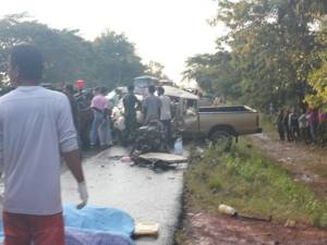 ฝนตกถนนลื่น รถกระบะเสียหลักพุ่งชนกันพังยับ ตาย 5 ศพ สาหัส 2