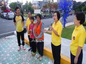 มอบทุน “น้องจ๊ะจ๋า” เด็กกตัญญูตื่นตี 4 ช่วยแม่กวาดถนน ถวายเป็นพระราชกุศล
