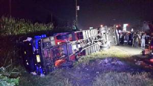 รถบัสรับส่งพนักงานตกข้างทาง เหตุฝนตกถนนลื่นเจ็บเกือบ 20 ราย