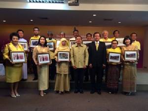 วธ.เปิดตัวบุคคลในภาพรับเสด็จฯในหลวง