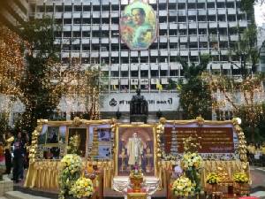 ศิริราชเผย “ในหลวง-พระราชินี” พระพลานามัยแข็งแรงสมวัย ชวนคนไทยรับเสด็จฯออกมหาสมาคม