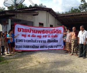 สุดทน!! ชาวลำทับ กระบี่ ขึ้นป้ายประกาศขายบ้าน หลังต้องทนกลิ่นน้ำเน่ามา 7 ปี