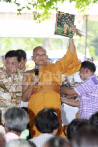 ปชป.ตักบาตร “หลวงลุงกำนัน” พร้อมพระ 142 รูป “เอกนัฏ” ชี้เลือกนายกฯ ตรงแปลกใหม่