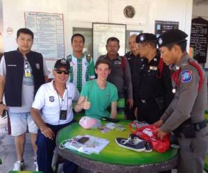 ตร.ท่องเที่ยวภูเก็ตติดตามทรัพย์สินคืนให้ชาวเยอรมันที่ลืมไว้ในรถโดยสาร