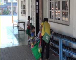 “ครู-นักเรียน” วัดเกาะขวาง จันทบุรี โอดอาคารเรียนชำรุดต้องเรียนหนังสือท่ามกลางอากาศหนาว