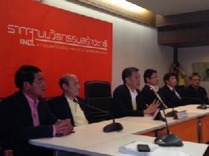 ลาดกระบังฯ เผยพิรุธ “ผจก.แบงก์” ให้จ่ายเช็คเข้าบัญชีบุคคล ตรวจเพิ่มเจอ 4 บัญชีปลอม สั่งระงับเงินเดือน ผอ.คลัง