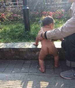 พ่อจีนฝึกโหด อาบน้ำลูกวัย ‘ขวบเดียว’ ด้วยน้ำเย็นท่ามกลางฤดูหนาว!