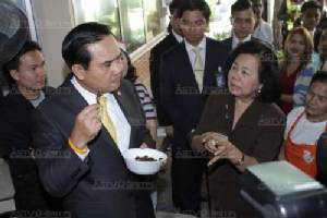 “บิ๊กตู่” ลั่นตั้ง “พี่ป้อม” เกาะติด รมต.ไม่ได้จับผิด - โวยลงใต้ช่วยน้ำท่วมบอก “ผมไม่ใช่นางแบบ”