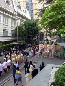 [ชมคลิป] “ช้างชมพู” เลียนแบบ “ช้างเผือก” ในงานแต่งอลังการ “ดอน ธีระธาดา” ควรไม่ควร?