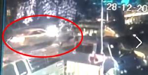 [ชมคลิป] เก๋งซิ่งย้อนศร ทางขึ้นสะพานกรุงเทพ ชนมอเตอร์ไซค์ตาย 1