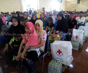 สภากาชาดมอบถุงยังชืพให้ผู้ประสบอุทกภัยใน อ.ยี่งอ