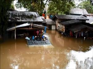 ระดับน้ำท่วมใน จ.นราฯ ลดลงอย่างต่อเนื่อง แม้ยังมีฝนตก