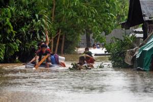 พายุถล่มฟิลิปปินส์ตาย 3 ศพ น้ำท่วมสูงต้องอพยพชาวบ้านนับหมื่น