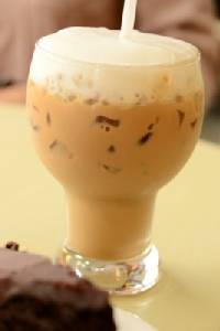 วิจัยกาแฟเย็นพบ "มอคคา" พลังงานสูงสุด ระวังเติม "ครีมเทียม" ทำไขมันอุดตัน