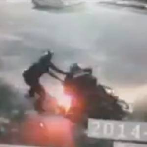 คลิปเด็ด!! 2 ตร.ลุยปล้ำหนุ่มพกปืนขณะบึ่งมอไซค์หนี