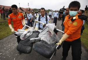 อิเหนาเอาผิด จนท.ให้แอร์เอเชียขึ้นบิน ระบุพบส่วนหางที่ติดกล่องดำ 8501