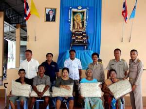 ทบ.ระนองร่วมกับศูนย์พัฒนาสังคม หน่วยที่ 47 มอบผ้าห่มกันหนาวให้ผู้สูงอายุ ผู้พิการ และผู้ยากไร้