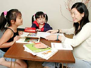 เตรียมลูกรับมือกับ AEC แบบ “ตื่นตูม” หรือ “ตื่นตัว”&amp;#8232;&amp;#8232;	/สรวงมณฑ์ สิทธิสมาน