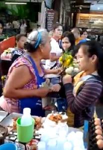 "ยายมหาภัย" ยังไม่หยุดยัดดอกไม้ คราวนี้ทำร้ายเด็กสาวจนร้องไห้ (ชมคลิป)