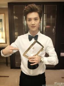 “ลู่หาน” ถ่ายภาพชูนิ้วกลาง? สื่อเกาหลีมองมีความหมายแฝง