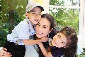 เดือนฮอตคู่แม่ลูก คุณแม่โมนาควงคุณลูกออกงานอีเวนต์ถี่ !