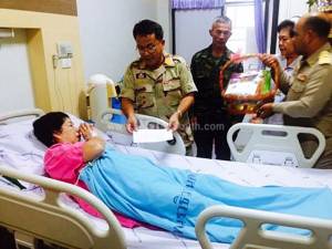 รอง ผวจ.นราฯ เยี่ยมครูบาดเจ็บจากเหตุลอบวางระเบิดทหารชุดคุ้มครองครู