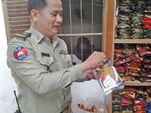 ตำรวจเขมรทลายแหล่งผลิตกาแฟปลอมทำจากถั่วลิสง ข้าวโพดคั่วบด