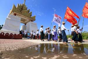 ผู้นำพม่าขอสภาทบทวนกฎหมายหลังนักศึกษาเดินขบวนประท้วง