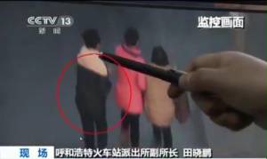 [ชมคลิป] ขั้นเทพ! ระวังไปเที่ยวเมืองจีนสวมเสื้อหนาถูกล้วงกระเป๋าได้ง่ายๆ