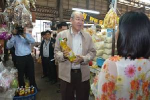 “พาณิชย์” เดินตลาดสด ยันน้ำมันปาล์มของมีเพียบ ราคาไม่เกินควบคุม วอนประชาชนอย่าตื่นซื้อกักตุน