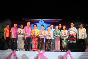 อบจ.ภูเก็ต มอบรางวัลการแข่งขันทำข้าวยำภูเก็ต ในงานเทศกาลอาหารพื้นเมืองของดีชาวภูเก็ต ครั้งที่ 7